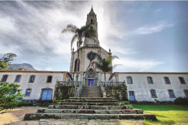 Com uma torre de 48 metros de altura, a Igreja Nossa Senhora Mãe dos Homens é uma das mais belas igrejas de Minas Gerais.