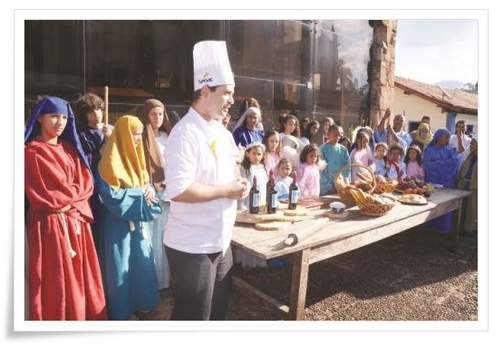 O chef Leandro Catão, explicando como é feita a massa dos pães, sua origem e textura. No final, todos puderam saborear as delícias preparadas com bastante cuidado, tentando retratar ao máximo as receitas originais.