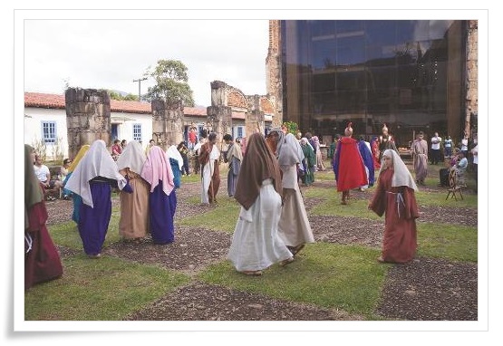 Apresentação dos atores do grupo Âncora Cia. de Teatro e da oficina de Teatro Aventura na Terra do Mel.