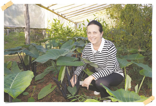 Vani Fonseca Pedrosa, (pesquisadora e supervisora de gastronomia no Santuário do Caraça) na estufa experimental,montada para receber cerca de 70 espécies de hortaliças.