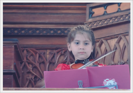 A pequenina violinista Isadora Fischer