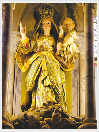 Imagem de Nossa Senhora Mãe dos Homens, no altar da igreja do Caraça