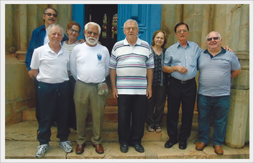  Mariano Lopes, pres. da AEALAC, sua esposa Ineide Lopes, João Bosco, Padre Venuto, anfritrião  Padre Lauro, Mariza Ferreira, seu marido Antônio Ferreira Neto e Pedro, parte da turma veio no Caraça.