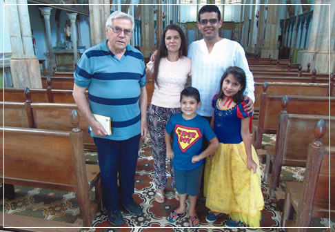 Padre Lauro, Daniele Fischer, André Durval, Isadora Fischer e o pequenino Nicolas