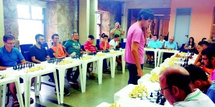 Simultânea de xadrez com Mequinho faz a festa de jogadores - SP
